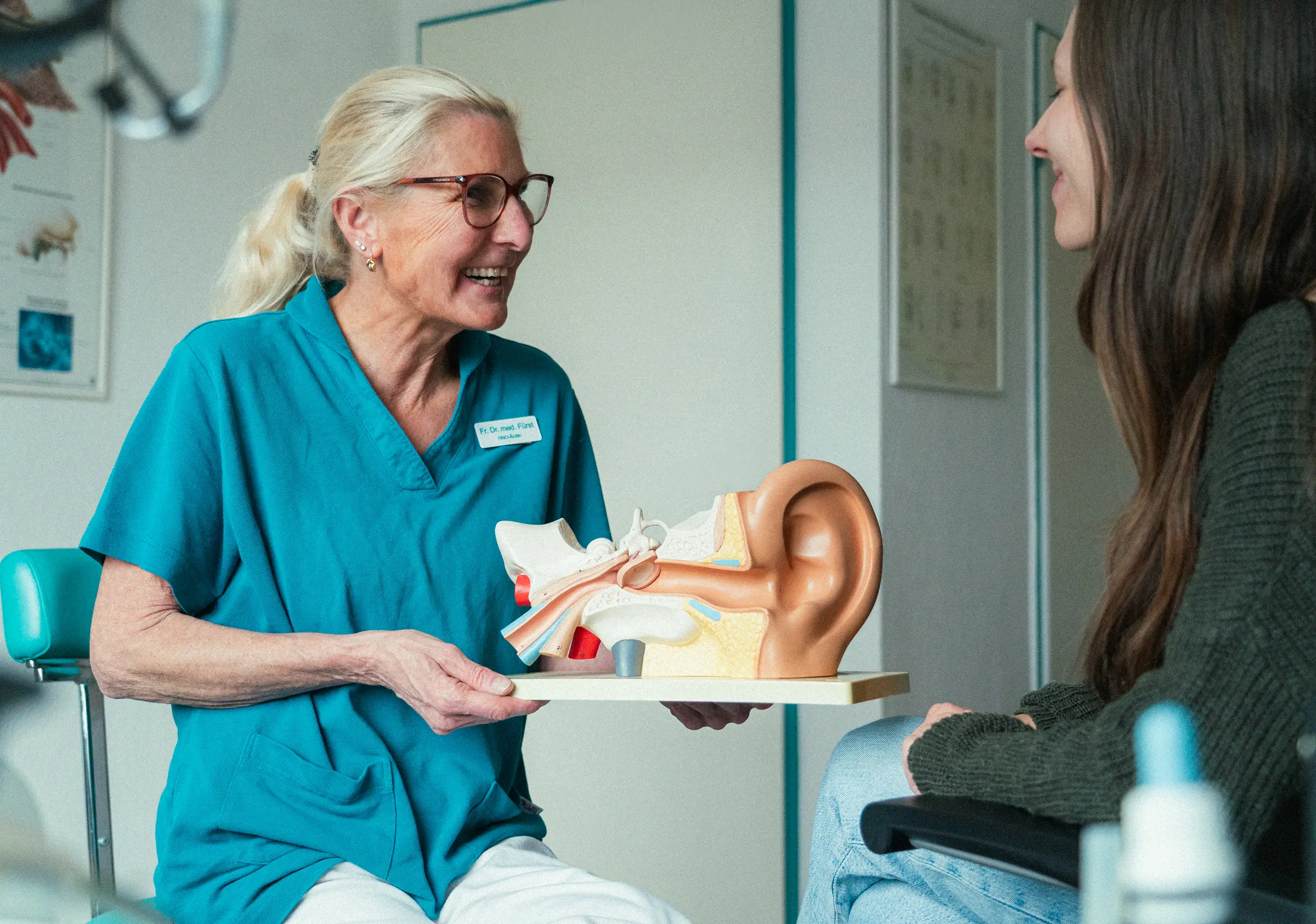 Dr. med. Gudrun Fürst im freundlichen Beratungsgespräch mit einer Patientin