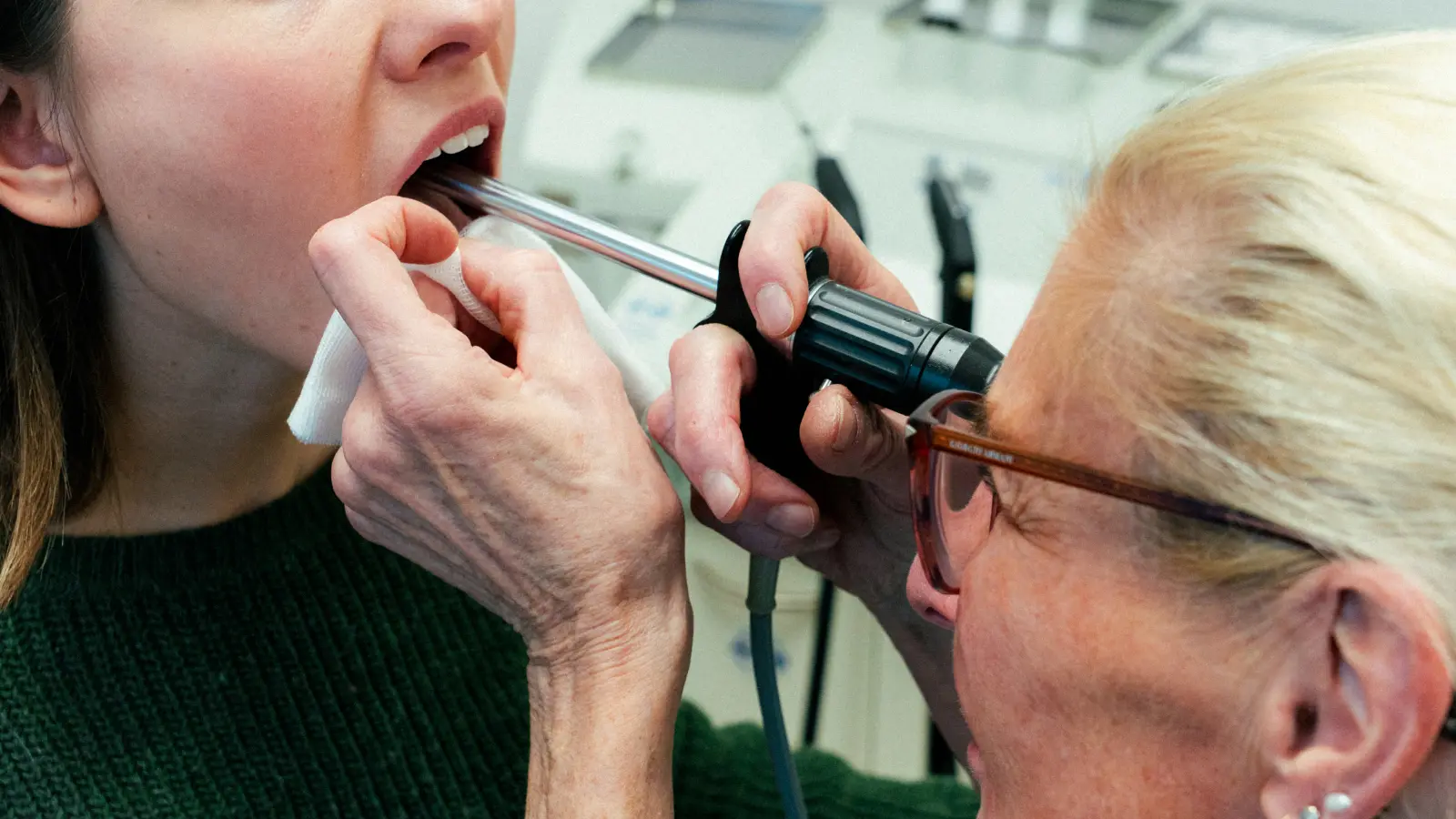 Dr. med. Gudrun Fürst bei der endoskopischen Untersuchung des Rachenraums einer Patientin.