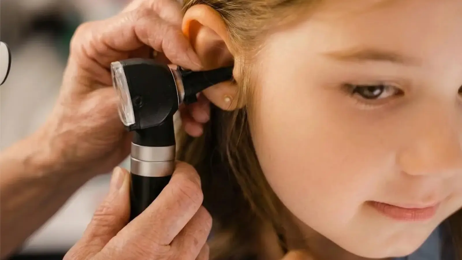 Einfühlsame Ohruntersuchung bei einem Kind durch Dr. med. Gudrun Fürst in der Kindersprechstunde.