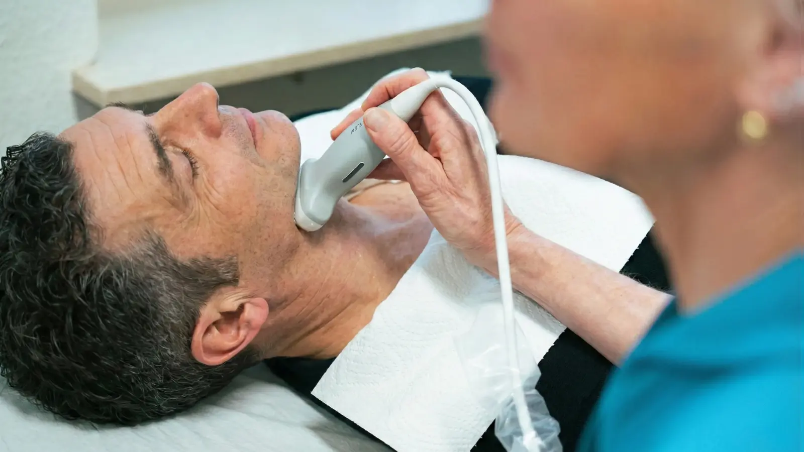 Sorgfältige Vorsorgeuntersuchung des Halsbereichs zur Früherkennung von Veränderungen.