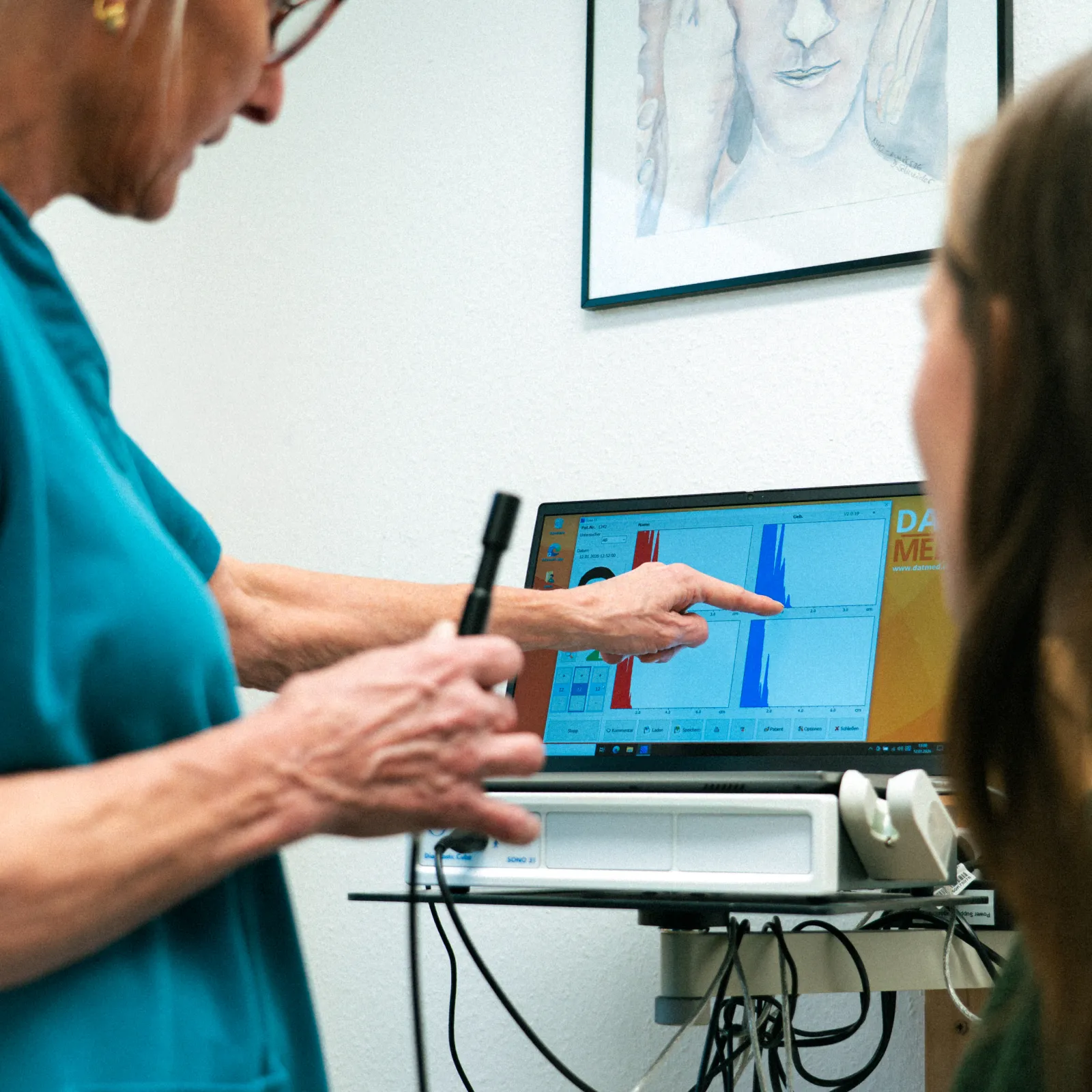 Dr. med. Gudrun Fürst führt eine A-Scan Ultraschalluntersuchung der Nasennebenhöhlen durch