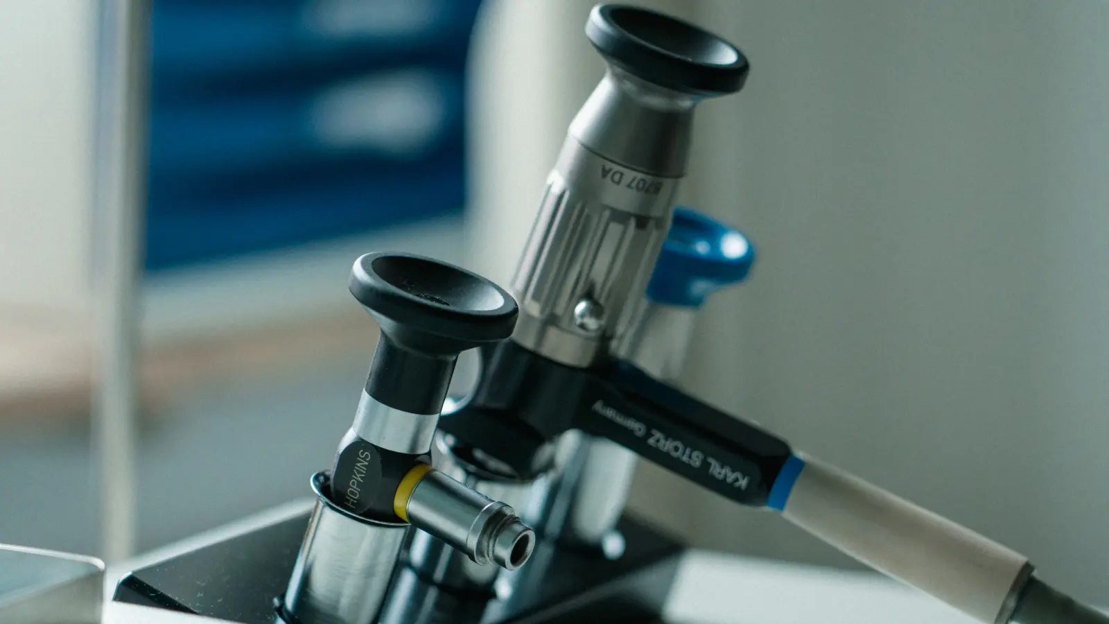 Spezialinstrumente (Laryngoskop) zur Untersuchung von Kehlkopf und Stimmlippen bei Stimmstörungen.