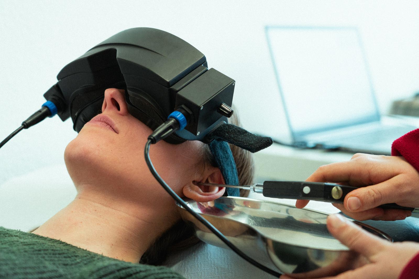 Dr. med. Gudrun Fürst bei der Schwindel-Diagnostik und Gleichgewichtsprüfung