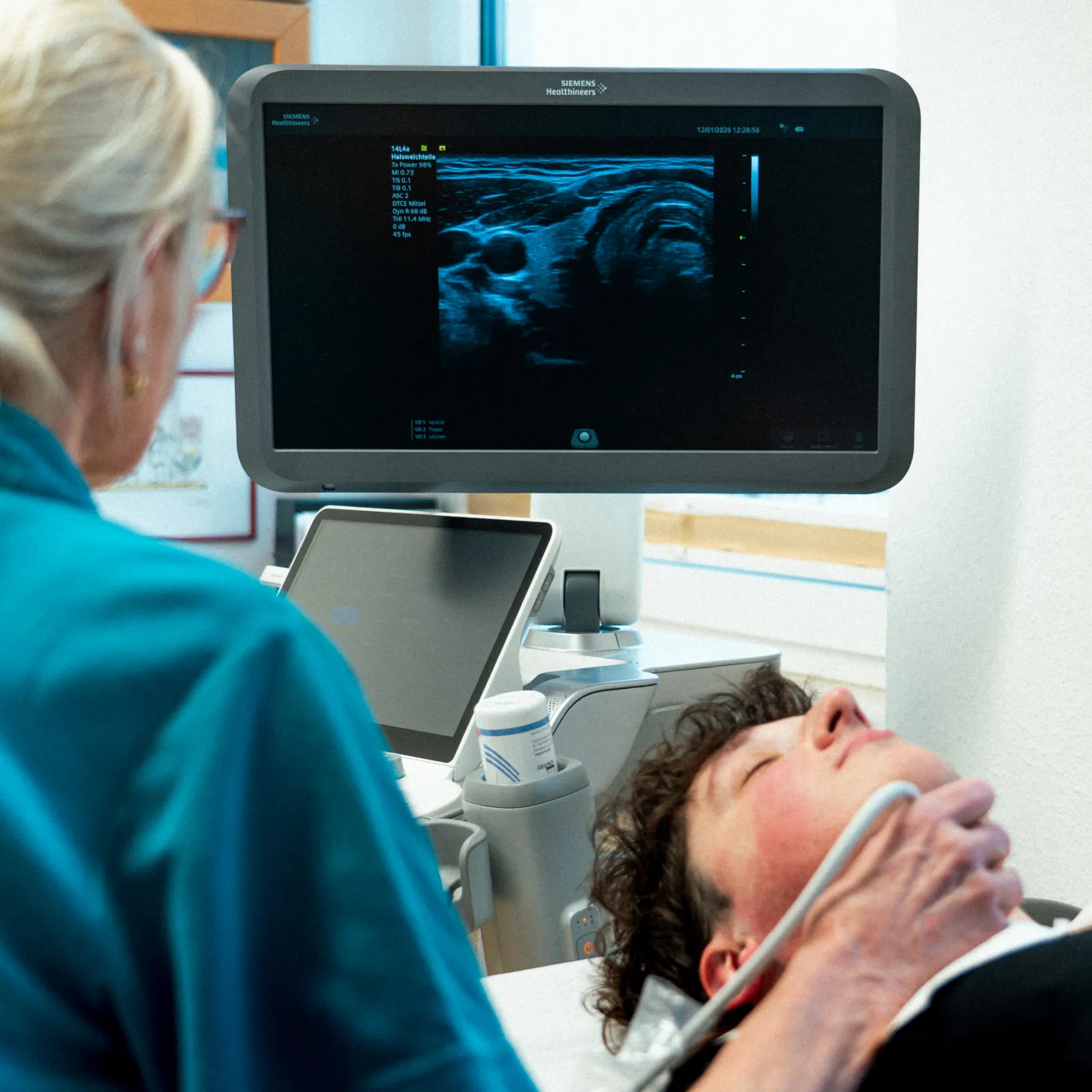 Dr. med. Gudrun Fürst führt eine B-Scan Ultraschalluntersuchung der Schilddrüse durch