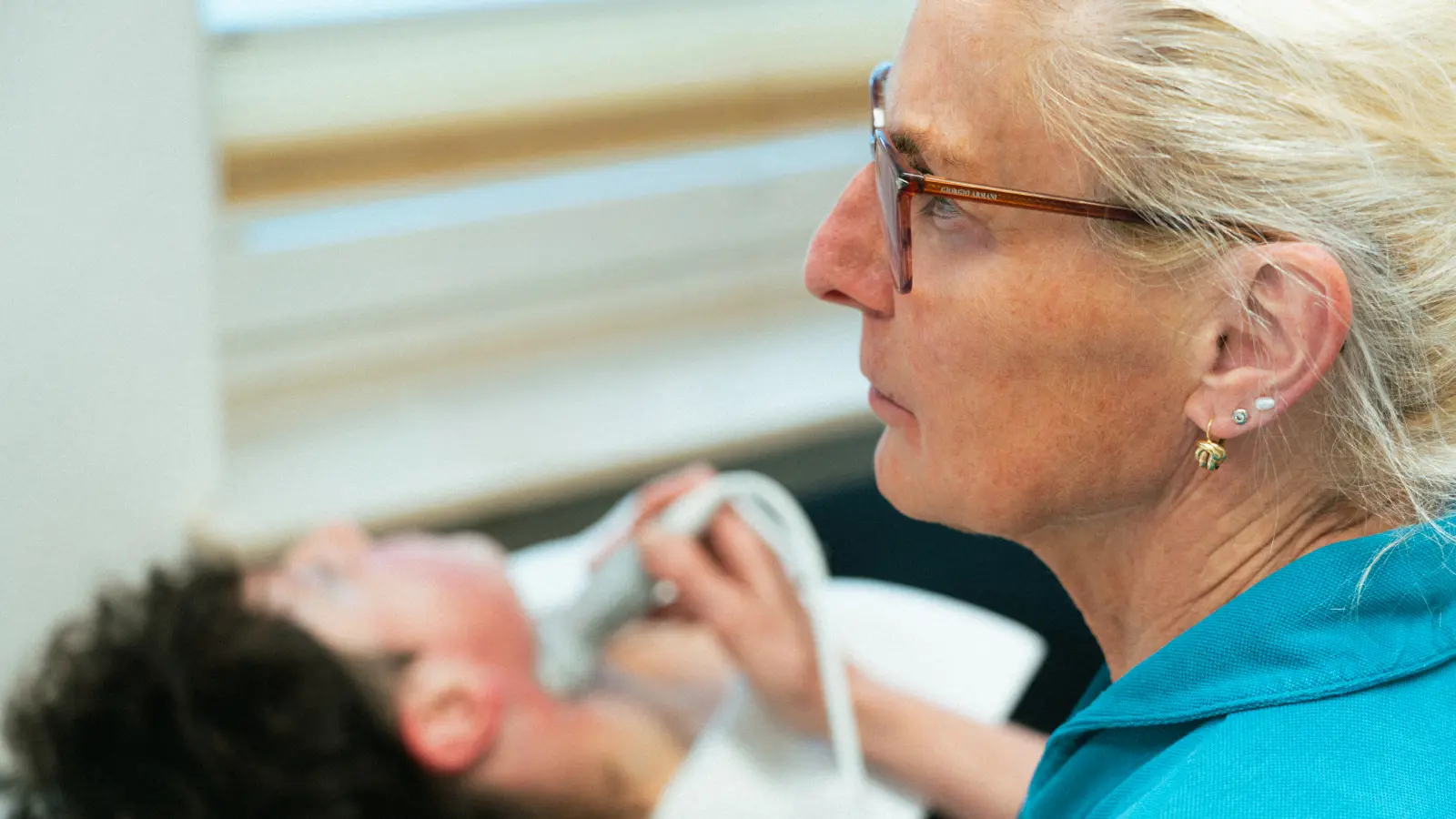 Strahlenfreie Ultraschalluntersuchung (Sonografie) der Halsweichteile und Lymphknoten.