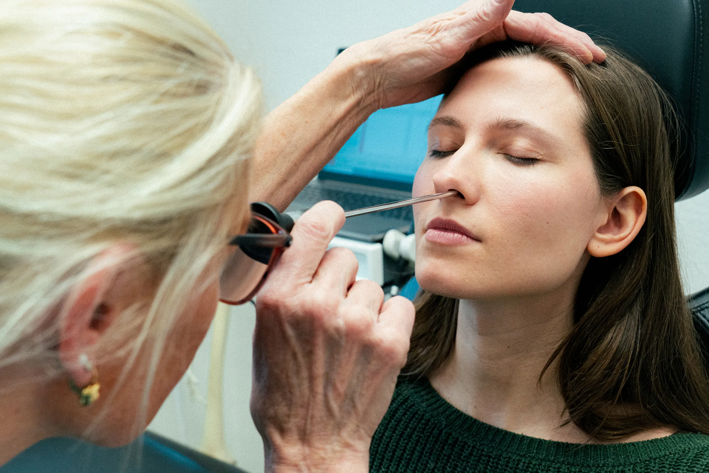 HNO-Ärztin untersucht die Nase in der Praxis