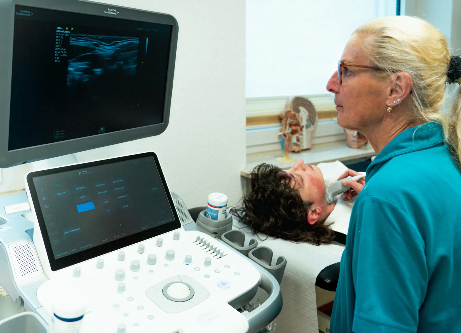 Modernes Ultraschallgerät in der Behandlungspraxis